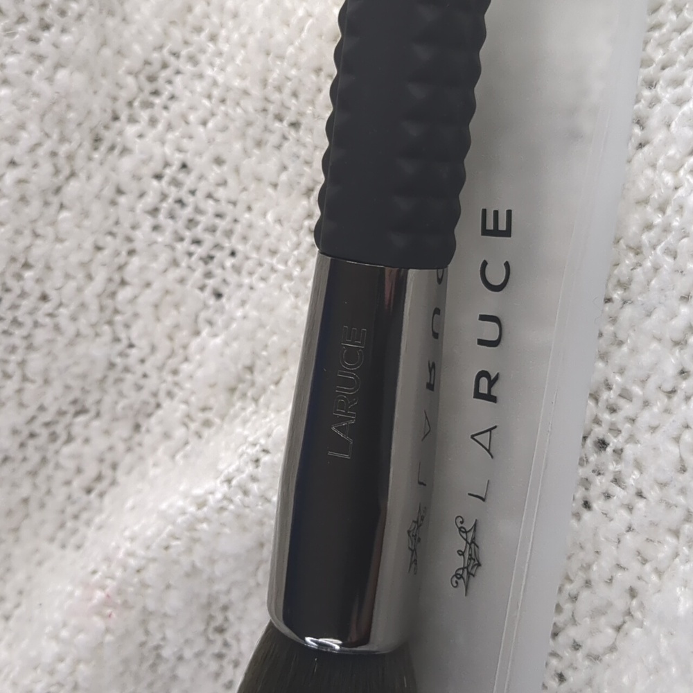 LARUCE Beauty TAPERED FACE Brush LR360, One Brush w/Sleeve Shield - Picture 7 of 10